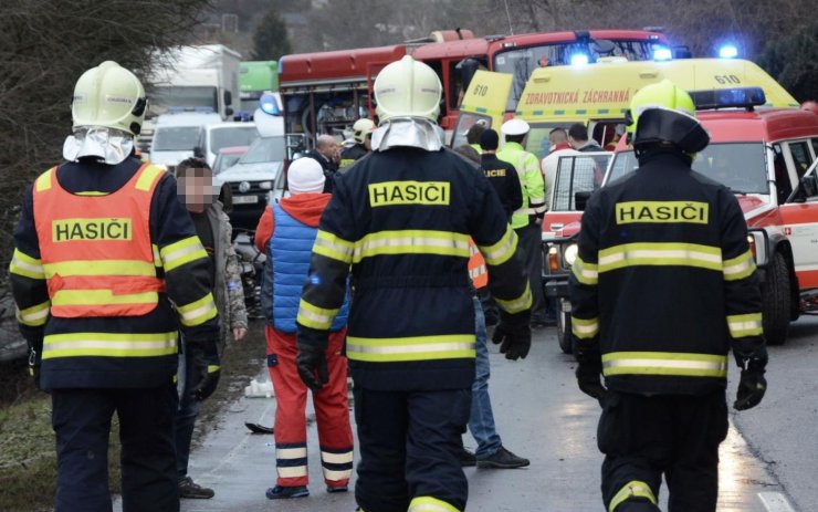 Tragická havárie uzavřela cestu na Prahu. Po střetu s kamionem zahynuli dva lidé