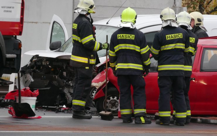 Silnice přes chemičku je po ranní vážné nehodě znovu průjezdná, čekejte ještě zdržení