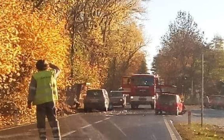 FOTO OD VÁS: Střet dvou aut u litvínovského hřbitova, přijeli hasiči i záchranka