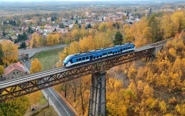 VIDEO AKTUÁLNĚ: Po roce a půl se vrátily vlaky na horskou trať na Moldavu! Teď jedou i z Teplic