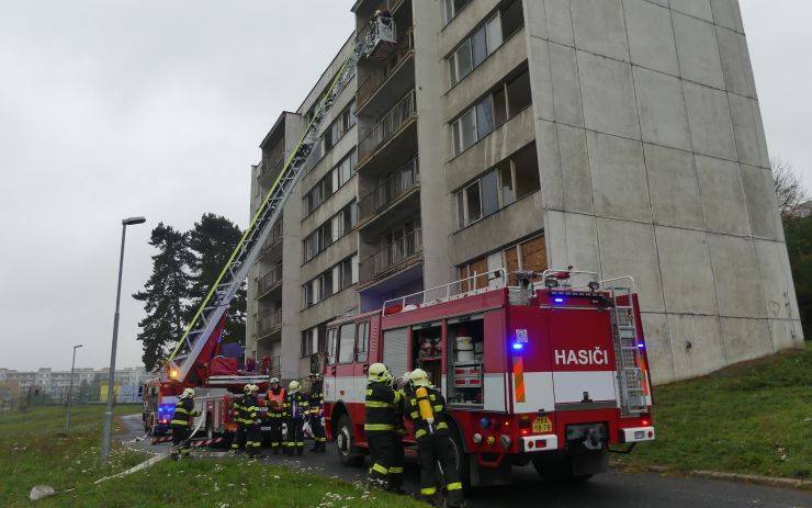 OBRAZEM: Hasiči z vybydleného paneláku v Janově cvičně zachraňovali dvě osoby