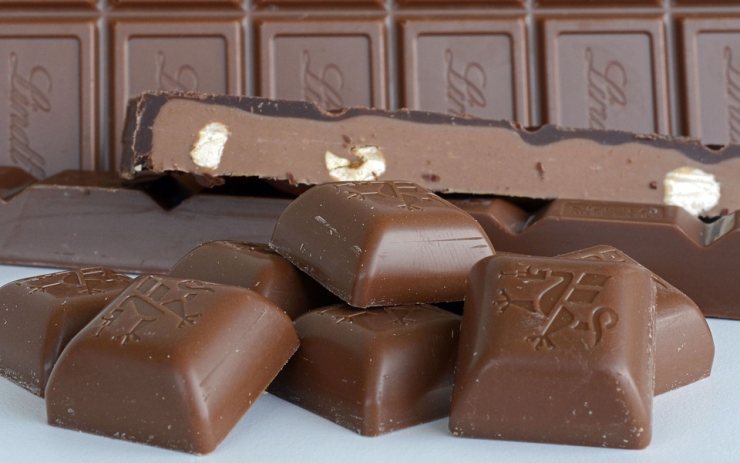 Velká čokoládová krádež v Mostě: Žena schovala v obchodě do kočárku přes 40 čokolád