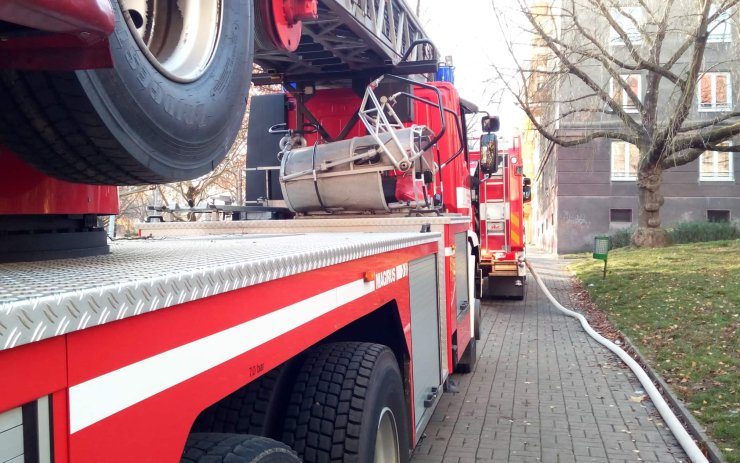 AKTUÁLNĚ OBRAZEM: Z bytu na hlavní mostecké ulici šel kouř, na místo se sjeli hasiči