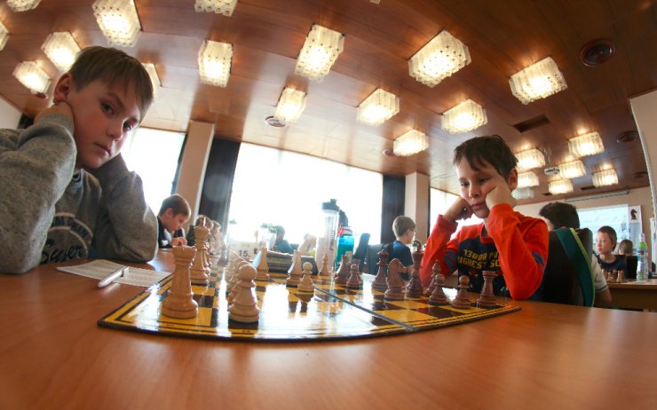 OBRAZEM: Mladí šachisté v Mostě až do neděle hrají o mistrovský titul