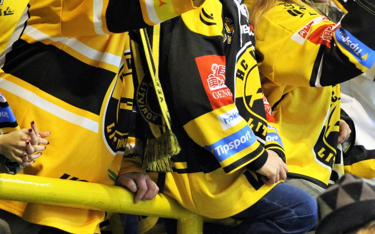 Hokejový zápas Litvínova s Karlovými Vary skončil rvačkou fanoušků
