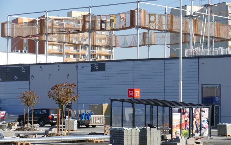 OBRAZEM: Unikát v Ústeckém kraji! V lázeňském městě staví Kaufland s lanovým centrem na střeše