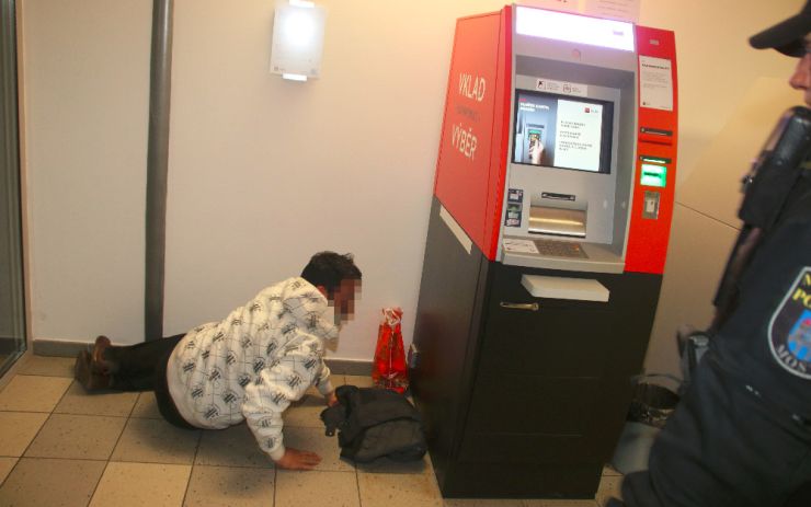 Žena si šla večer vybrat peníze do bankomatu, našla tam ležícího muže