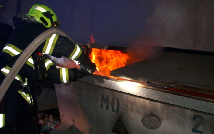 OBRAZEM: Poblíž Penny Marketu hořel velký plechový kontejner