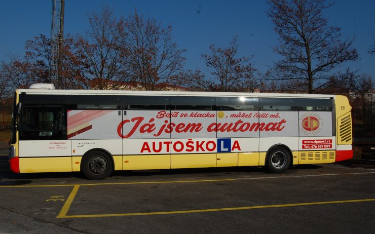 Dopravní podnik má málo řidičů, vychovává si vlastní ve své autoškole. A láká na automat