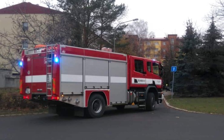 Žena nahlásila požár v Družstevní ulici, hasiči ani strážníci žádný oheň ale nenašli