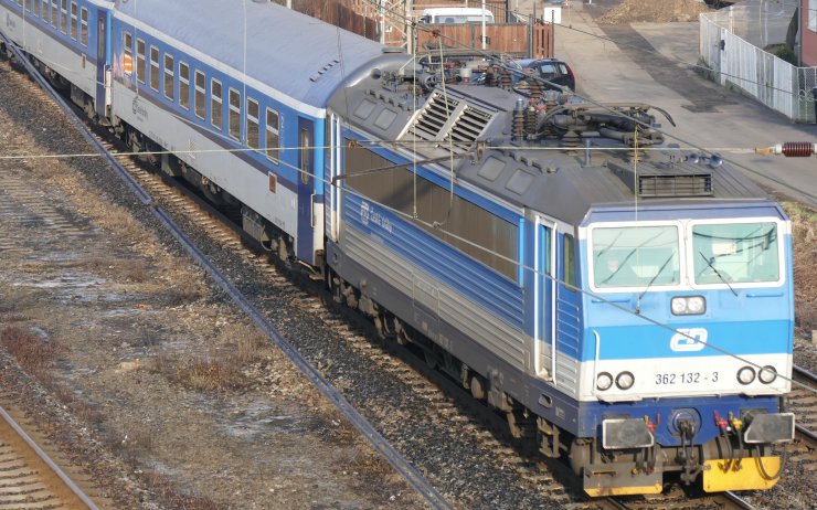 Stržená trolej odstavila ráno vlaky, provoz na části trati mezi Ústím a Kláštercem je přerušen