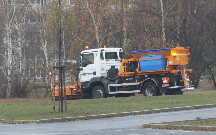 Ledovka už zasáhla Mostecko. Na silnicích je několik nehod, ve městech kloužou chodci