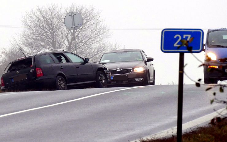 AKTUÁLNĚ: Havárie u Havraně, auto vyletělo ze zatáčky