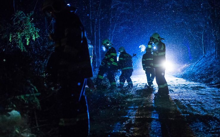 Stromy a větve obalené ledem padaly do silnic, hasiči vyjížděli více než dvacetkrát