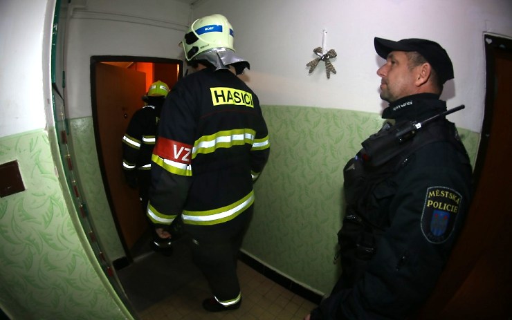 Večerní poplach v mostecké ulici: Žena volala pomoc kvůli plynu