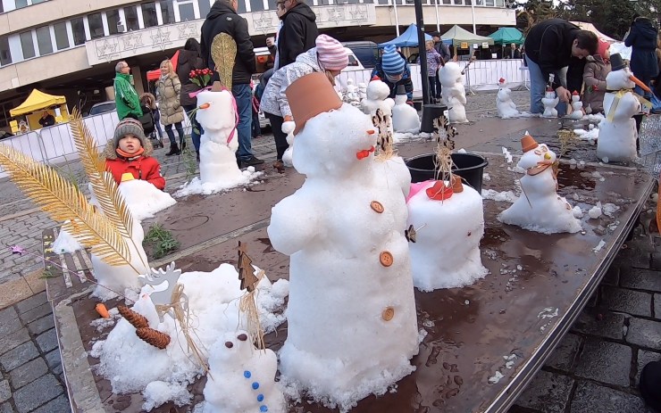 VIDEO: Není sníh? Nevadí! I přes to si v Mostě můžete postavit sněhuláka