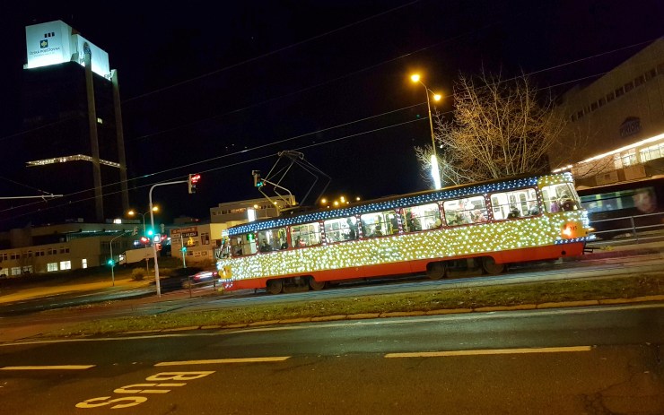 Mostem jezdí tato svítící tramvaj. Už jste ji viděli?