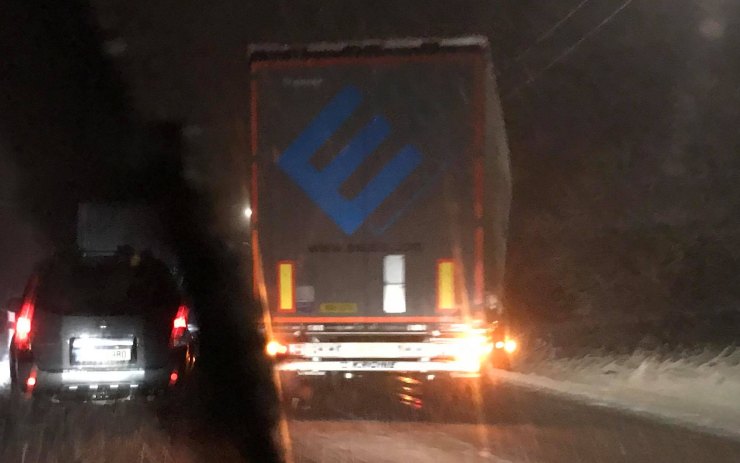 DOPRAVA AKTUÁLNĚ: Kamiony blokují namrzlou silnici ve stoupání i Libčevsi