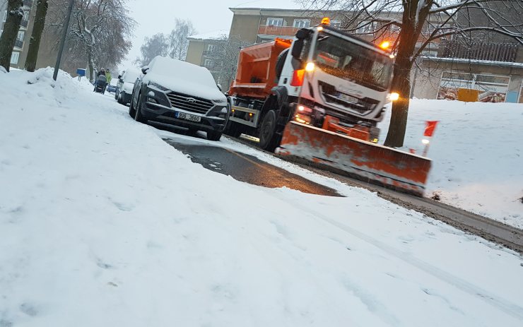 AKTUÁLNĚ: Kluzké silnice plné sněhu po celém kraji! Kde všude jsou teď havarovaná auta
