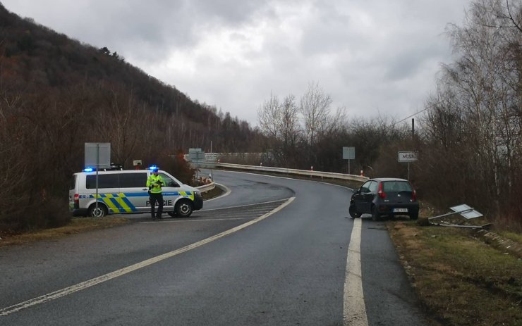 AKTUÁLNĚ: Auto na sjezdu pod Hněvínem smetlo dopravní značku