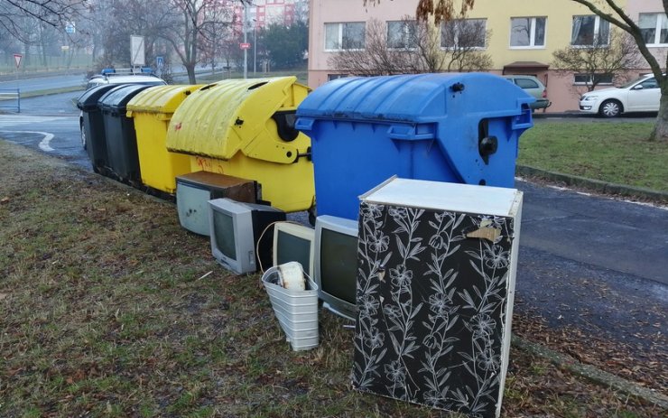 Žena z auta vyházela staré televize k popelnicím. Nahlásil ji anonym