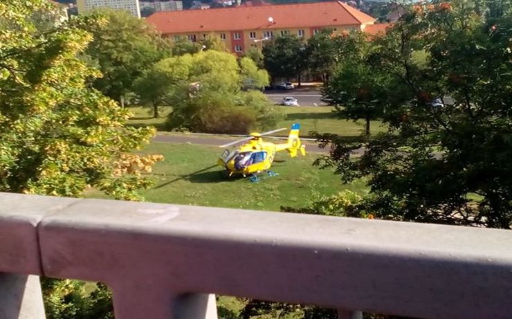 AKTUÁLNĚ: Záchranná akce u mostecké nemocnice: Muž se zranil po pádu z mostu