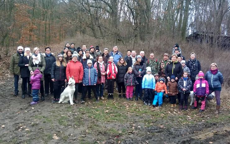 FOTO OD VÁS: Obyvatelé Rudolic se hromadně vydali na kopec Špičák