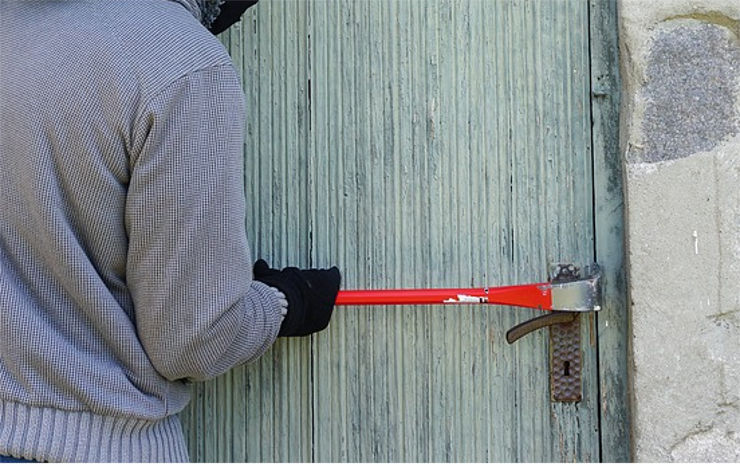 Recidivista nakradl ze zahradních domků a chatek věci za téměř 40 tisíc. Skončil ve vazbě