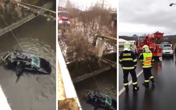 AKTUÁLNĚ: Hasiči vyprošťují auto z řeky Bíliny. Zatím není jasné, jak se tam dostalo