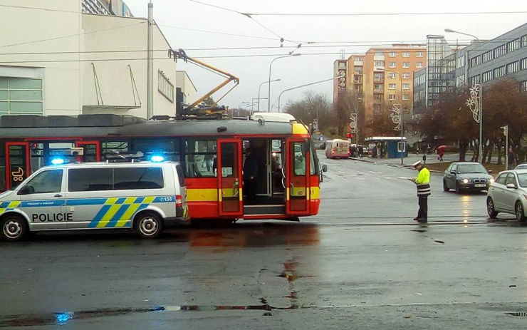 AKTUÁLNĚ OBRAZEM: Tramvaje v centru města stojí. Několik cestujících se zranilo