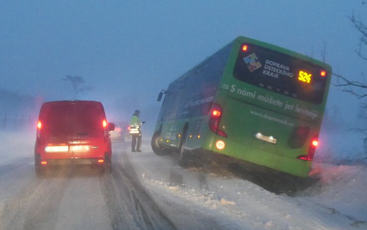 PRÁVĚ TEĎ: U Oseka havaroval v silné vánici linkový autobus. Nepříznivé počasí trvá