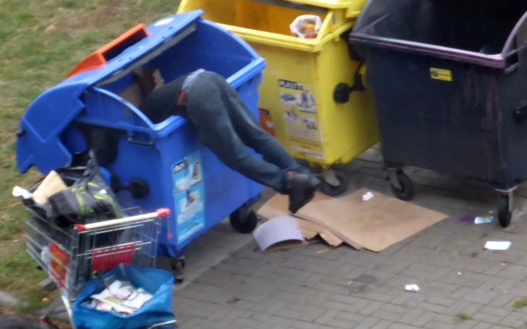 Muži rozhazovali odpad z popelnic. Hledali tam prý potřebné věci