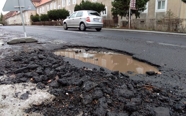 OBRAZEM: Podkrušnohorská ulice v Litvínově se rozpadá. Ne u každé jámy je značka