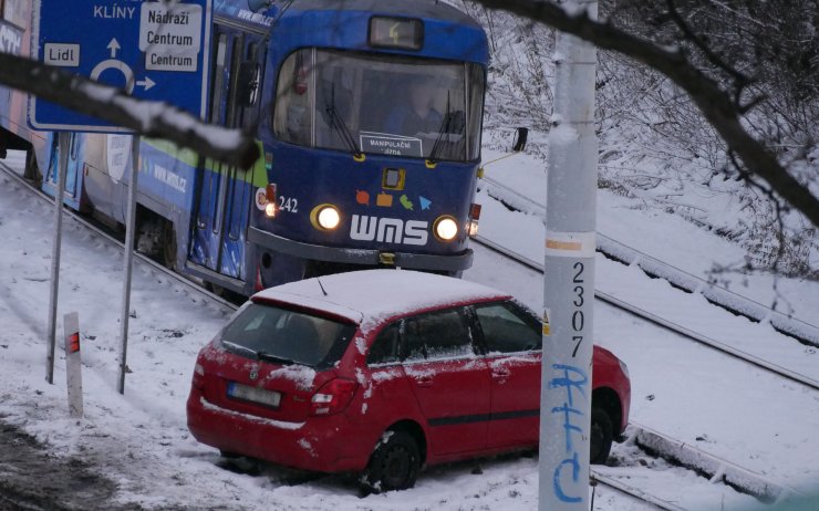 AKTUÁLNĚ OBRAZEM: Auto na okraji Litvínova vylétlo ze silnice, tramvaje na Most nejezdí