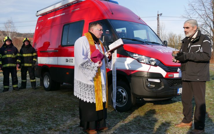 VIDEO: Hasiči v Obrnicích dostali klíčky od nového auta, mají ho i s požehnáním