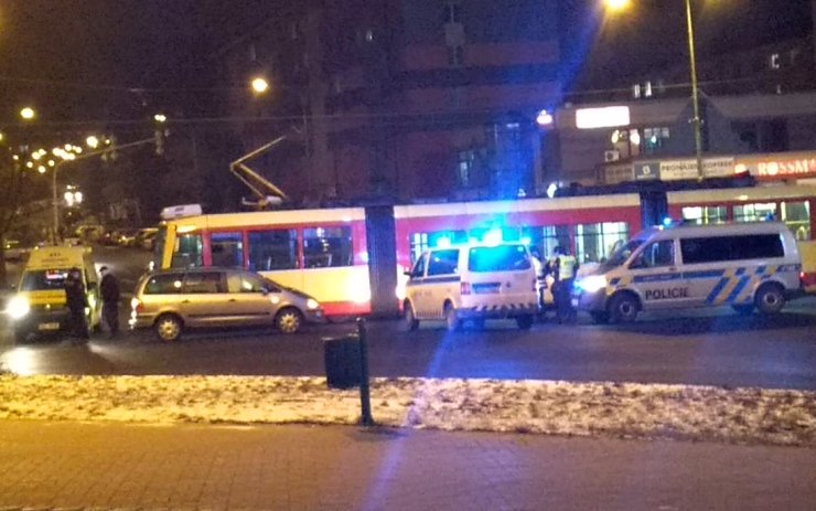 AKTUÁLNĚ: U Centralu se střetla tramvaj s osobním autem, na místo musela sanita