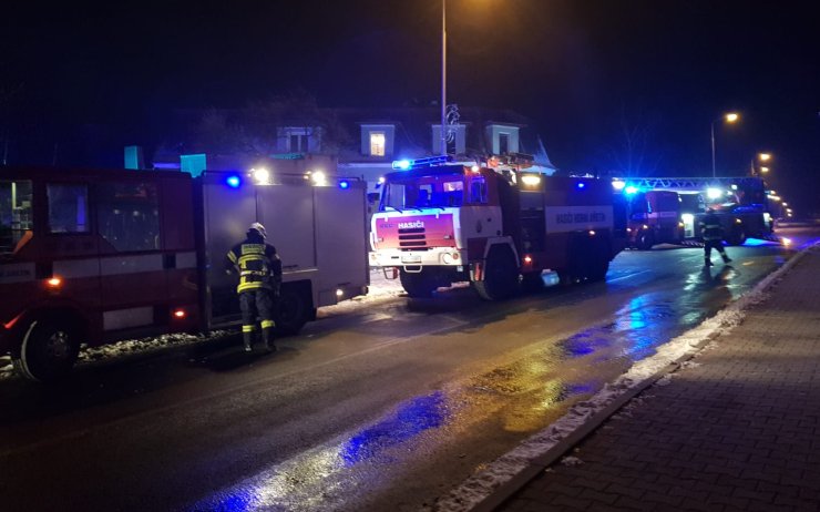 AKTUÁLNĚ OBRAZEM: V Horním Jiřetíně hoří dům, hlavní silnice je uzavřená