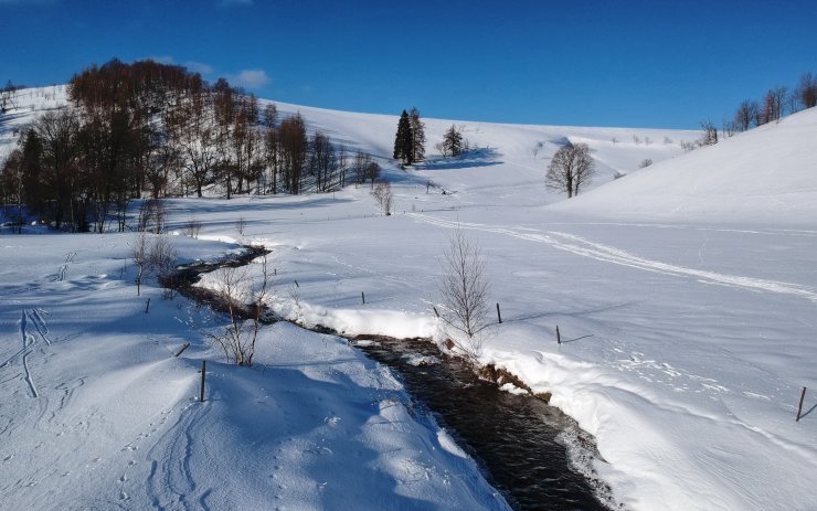 VIDEO: Z nejhorší sněhové kalamity jsou venku, zůstala dechberoucí krása Krušných hor