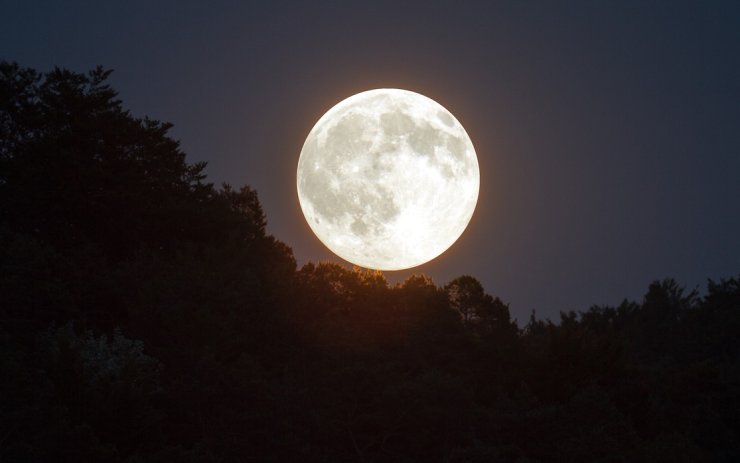 Ráno zatmění Měsíce a večer superúplněk! Týden začíná zajímavými nebeskými jevy