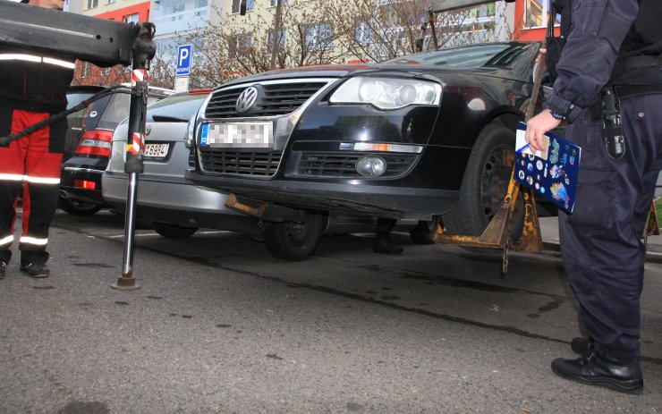 Strážníci jsou přísnější k řidičům! Nechávají odtáhnout špatně parkující vozidla