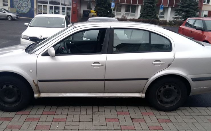 Nezabezpečené auto na mosteckém sídlišti mohlo přilákat zloděje. Pomohli strážníci