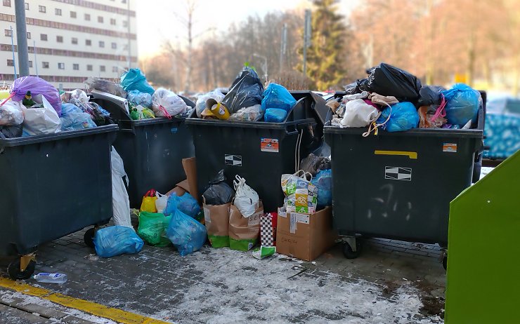 OBRAZEM: Popelnice v Litvínově přetékají odpadky. Víme, co se tady děje