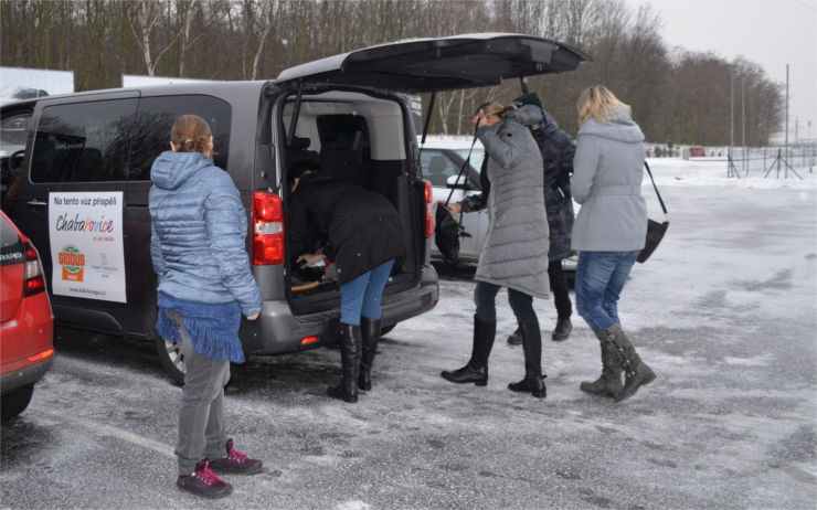 Zaměstnanci ústecké Oblastní charity si na autodromu vyzkoušeli nový vůz