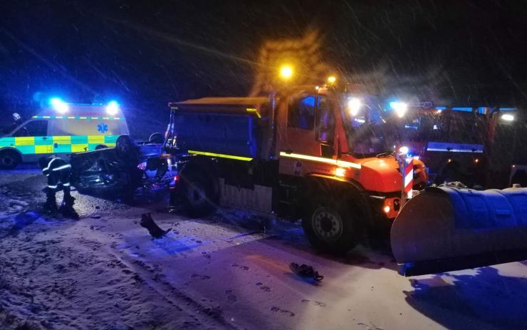AKTUÁLNĚ OBRAZEM: Auto se na dálnici srazilo s pluhem, uvízlé kamiony. Ranní sněžení a ledovka dělají řidičům problémy