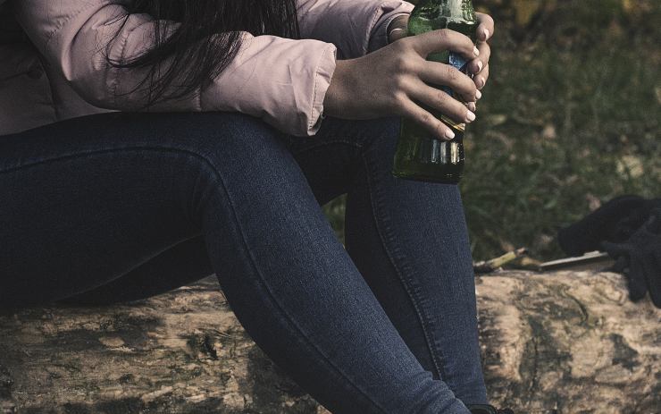 Strážníci na ulici našli opilou dvanáctiletou dívku. Na služebnu si pro ni přišla matka na mol