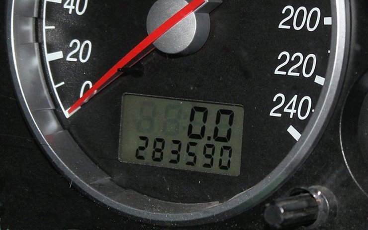 Muž podvedl kupce auta. Tachometr ukazoval o 200 tisíc kilometrů méně!