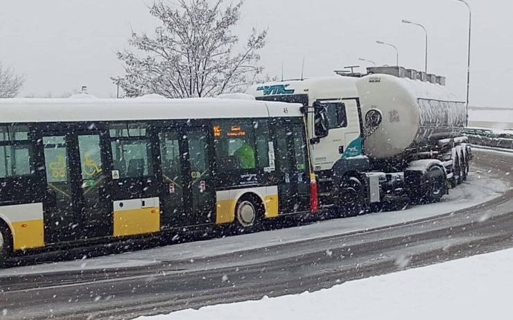 U přesunutého kostela se srazil tahač s cisternou s městským autobusem