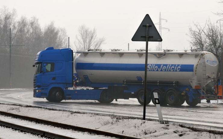 Značky nepomáhají! Kamion se řítil do protisměru, pak se složitě otáčel