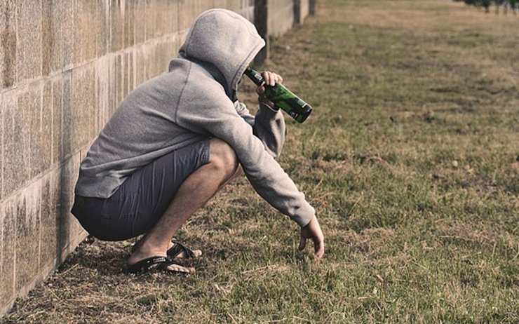 Muž v Litvínově přišel popíjet alkohol na nevhodné místo. Museli ho vykázat