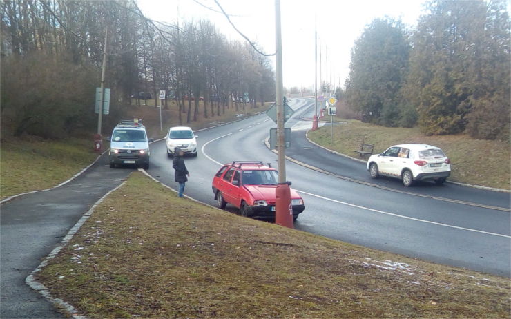 AKTUÁLNĚ: Opatrně v zatáčce pod nemocnicí! Auto tu narazilo do lampy